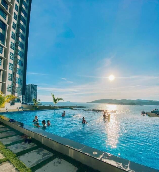 Sea&Pool View Stunning Homestay, Wifi, Netflix Near Malls, Jetty, Convenient Stores Kota Kinabalu Eksteriør bilde